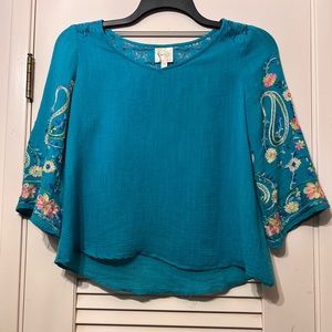 Fig & Flower turquoise 3/4 embroidered sleeve lace back blouse